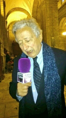 Antonio Pelayo atendiendo los micrófonos de Radio ValladolidCofrade